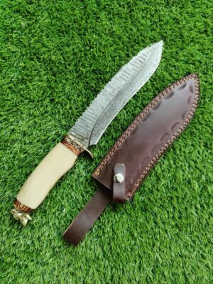 Handcrafted Damascus Steel Hunting Knife with Leather Sheath – A True Work of Art"